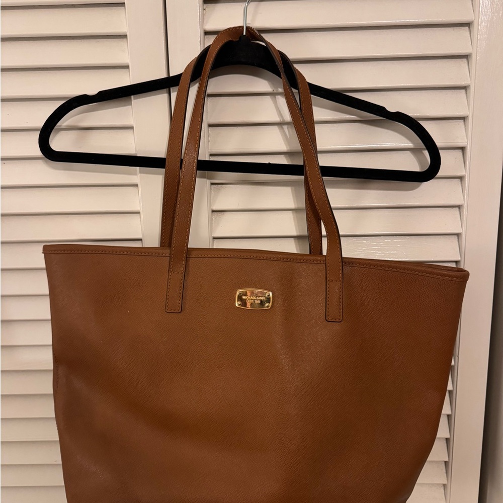 MICHAEL Michael Kors Brown Tote Bag with Textured Leather and Spacious Design